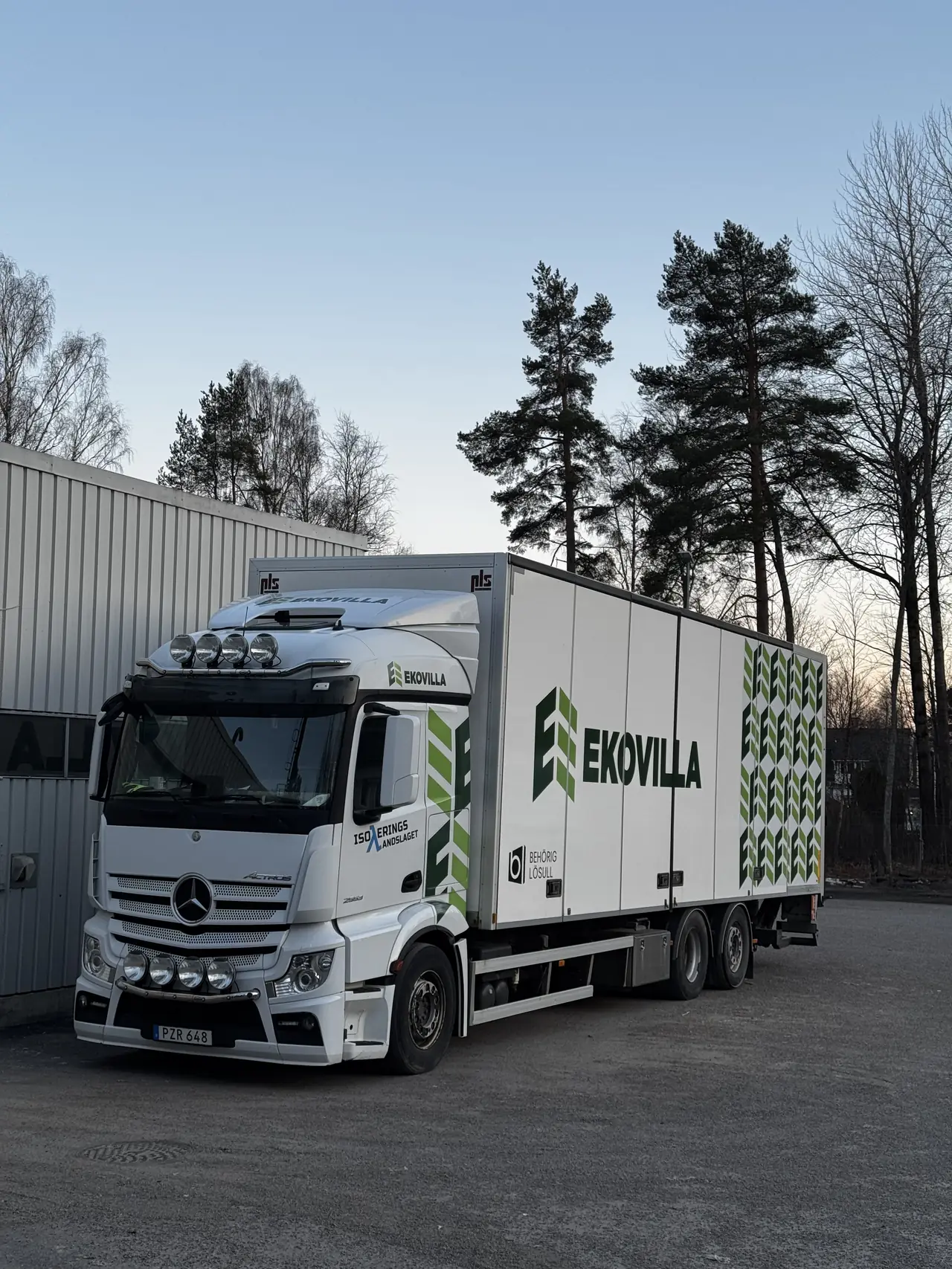 Ekovillas lastbil med logotyp på sidan