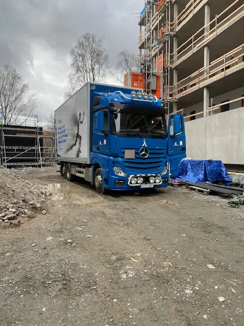 Ekovillas lastbil på en byggarbetsplats